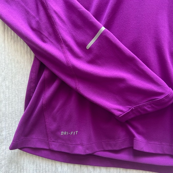 Nike: Women’s Dri-Fit Quarter-Zip Longsleeve Top (Size Medium) - Picture 5 of 6